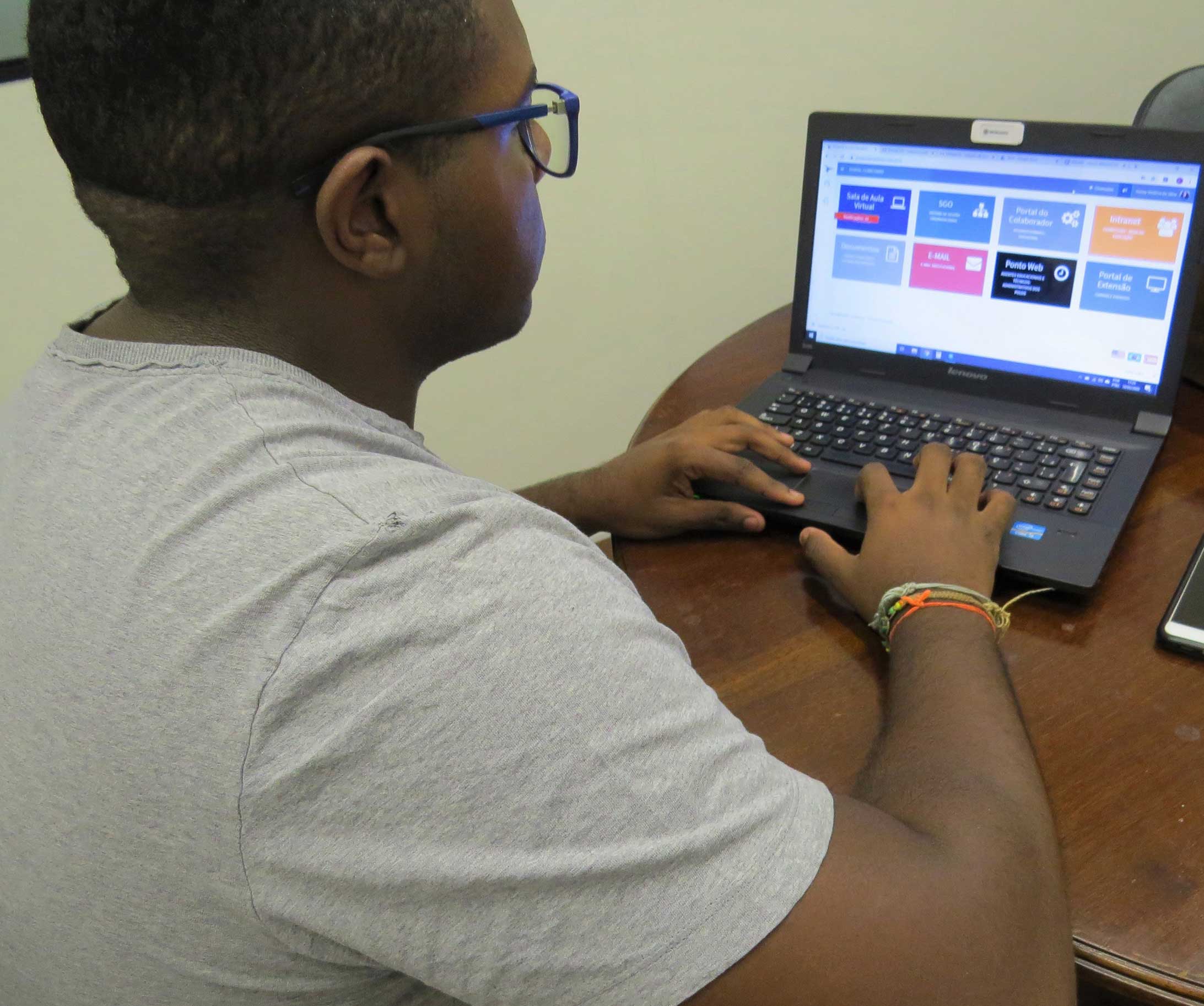 Alunos-do-colégio-e-da-faculdade-estão-estudando-de-casa-por-meio-de-plataforma-virtual
