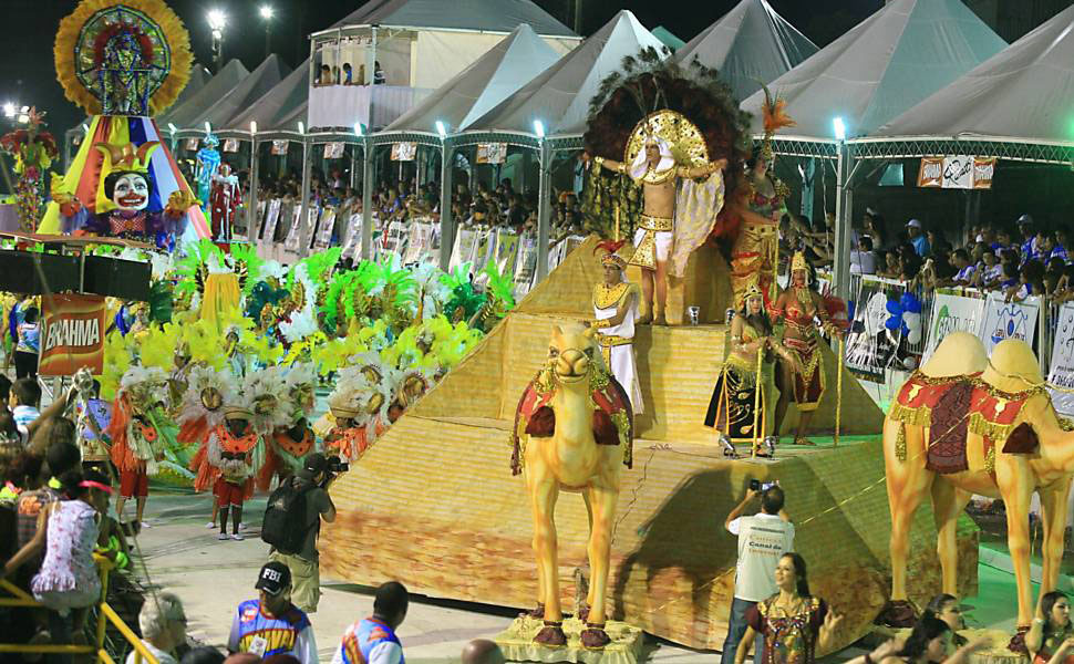 Carnaval-no-Sambódromo-de-Batatais-em-2012