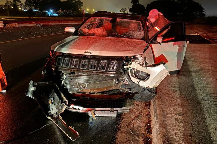 Motorista-colide-veículo-contra-defensa-metálica