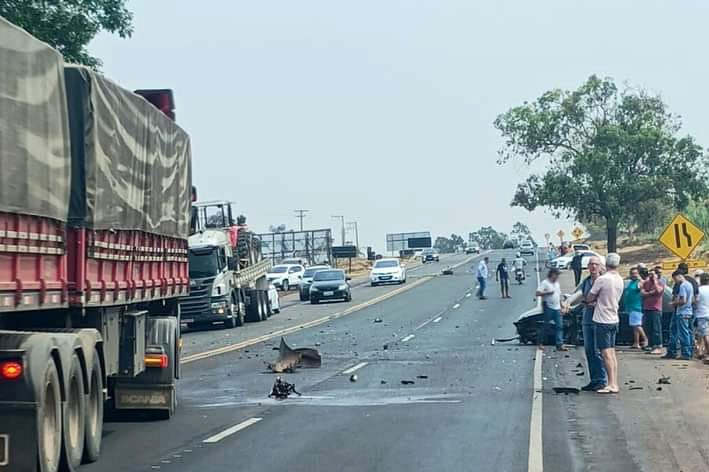 Colisão-entre-dois-carros-deixa-ocupantes-com-ferimentos-leves